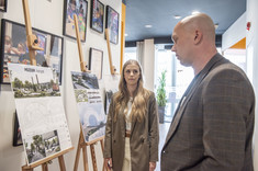 Mgr inż. Piotr Rzeźwicki oglądający na wystawie pracę nt. Muzeum Karpat