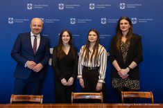 Na zdjęciu Prezydent Rzeszowa Konrad Fijołek i laureatki konkursu