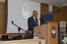 Rektor prof. dr hab inż. Tadeusz Markowski w trakcie prelekcji