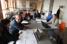 Na zdjęciu prof. dr hab. inż. Marek Gosztyła oraz prof Peter Pasztor i studenci