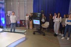 Na zdjęciu mgr inż. arch. Magdalena Janda ze studentkami kierunku architektura podczas  wizyty w studiu Telewizji Polskiej Oddział w Rzeszowie
