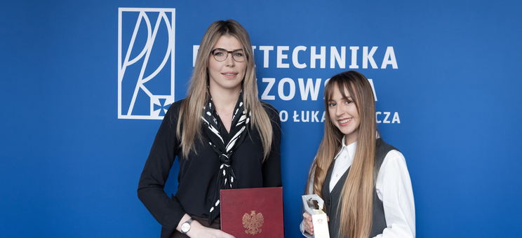 Od lewej: dr inż. arch. Agata Mikrut-Kusy oraz mgr inż. arch. Paulina Więcek pozują do zdjęcia na tle niebieskiej ściany