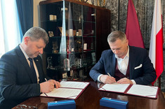 Od lewej: prof. dr hab. inż. Piotr Koszelnik - Rektor Politechniki Rzeszowskiej im. Ignacego Łukasiewicza, dr hab. Stanisław Mazur, prof. UEK - Rektor Uniwersytetu Ekonomicznego w Krakowie.