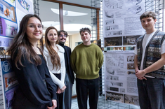 Uczestnicy wystawy prac studenckich, wykonanych w ramach zajęć Projektowanie architektoniczne – usługi II