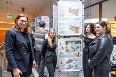  Uczestnicy wystawy prac studenckich, wykonanych w ramach zajęć Projektowanie architektoniczne – usługi II, w tym m.in. mgr inż. arch. Magdalena Janda