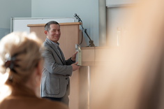 Prorektor ds. studenckich i umiędzynarodowienia - dr hab. inż. Bartosz Miller, prof. PRz trzyma w ręku jedną ze statułetek