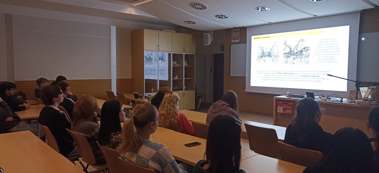 Uczestnicy warsztatów poświęconych przekształceniom przestrzeni publicznych podczas wykładu pt. "Wokół przestrzeni publicznej w mieście", prowadzonym przez Kierowniczkę Katedry Konserwacji Zabytków dr inż. arch. Annę Martykę, Prof. PRz.