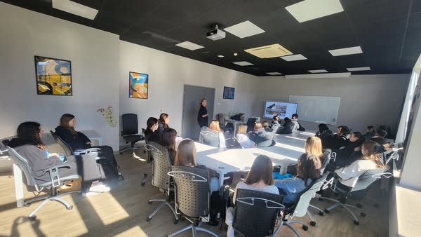 dr hab inż. arch. Anna Martyka, Prof PRz podczas prezentacji wykładu dla uczniów Zespołu Szkół Budowlanych w Mielcu