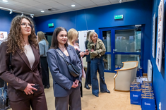 Absolwentki studiów podyplomowych pn. "Architektura Wnętrz i Wystawiennictwa" podczas wystawy wybranych prac projektowych absolwentów tego kierunku