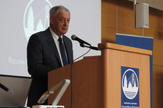 Rektor prof. dr hab inż. Tadeusz Markowski w trakcie prelekcji