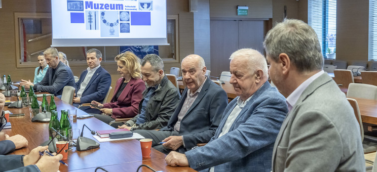 Zebranie pracowników wchodzących w skład Rady Naukowej oraz Zespołu Organizacyjnego ds. Utworzenia Muzeum Politechniki Rzeszowskiej w sali Senatu PRz