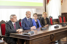 Od lewej: prof. M. Gosztyła, K. Fijołek, prof. PRz I. Włoch, dr inż. M. Kłos