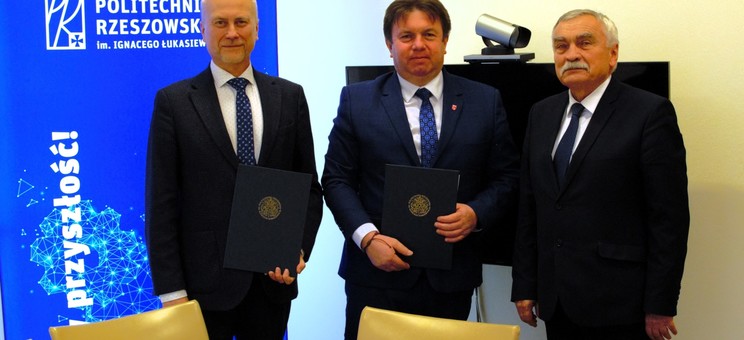 Od lewej: prof. dr hab. inż. Jarosław Sęp - Prorektor ds. Rozwoju i Współpracy Politechniki Rzeszowskiej, Krzysztof Dobrowolski - wójt Gminy Krasiczyn, prof. dr hab. inż. Marek Gosztyła - Katedra Architektury i Dziedzictwa Kulturowego.