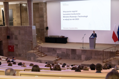 Dyrektor Generalny Ministerstwa Rozwoju i Technologii - Michał Graczyk przemawia ze sceny do zaproszonych gości