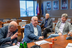 Zebranie pracowników wchodzących w skład Rady Naukowej oraz Zespołu Organizacyjnego ds. Utworzenia Muzeum Politechniki Rzeszowskiej w sali Senatu PRz, na zdjęciu widoczni m.in. dr hab. inż. Lesław Gniewek, prof. PRz - Prorektor ds. Nauki, prof. dr ha