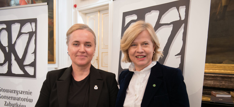 Na zdjęciu m.in. dr hab. inż. arch. Anna Martyka, prof. PRz nagrodzona srebrną odznaką „Za opiekę nad zabytkami” przyznaną przez Ministra Kultury i Dziedzictwa Narodowego na wniosek Zarządu Głównego Stowarzyszenia Konserwatorów Zabytków.