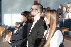 Od lewej: dr inż arch. Joanna Dudek, mgr inż. arch. Przemysław Dybaś, mgr inż. arch. Paulina Więcek słuchają przemawiającego Dziekana WBIŚiA prof. dr. hab. inż. Lecha Lichołai