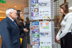 Uczestnicy wystawy prac studenckich, wykonanych w ramach zajęć Projektowanie architektoniczne – usługi II, w tym m.in. prof. dr hab. inż. Marek Gosztyła 