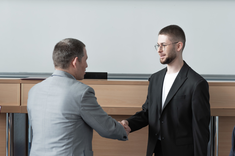 Prorektor ds. studenckich i umiędzynarodowienia - dr hab. inż. Bartosz Miller, prof. PRz skałada gratulacje mgr. inż. arch. Przemysławowi Dybasiowi