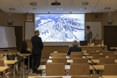 Student kierunku Architektura podczas prezentacji pracy wraz z uczestnikami