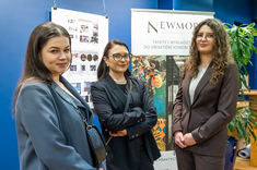 Absolwentki studiów podyplomowych pn. "Architektura wnętrz i wystawiennictwa" podczas uroczystego wręczenia dyplomów ukończenia studiów podyplomowych