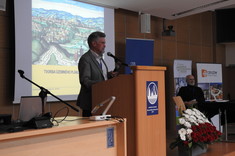 Prelegent konferencji w trakcie referatu