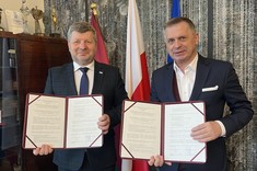Od lewej: prof. dr hab. inż. Piotr Koszelnik - Rektor Politechniki Rzeszowskiej im. Ignacego Łukasiewicza, dr hab. Stanisław Mazur, prof. UEK - Rektor Uniwersytetu Ekonomicznego w Krakowie.
