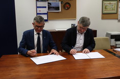 Podpisanie porozumienia. Od lewej: burmistrz Starego Sącza mgr. Jacek Lelek, Rektor Politechniki Rzeszowskiej prof. dr hab. inż. Piotr Koszelnik.