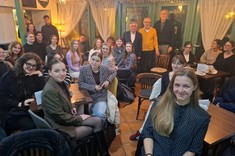 Prof. M. Gosztyła z uczestnikami wykładu