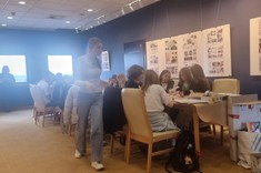 Uczniowie w trakcie prac nad makietami