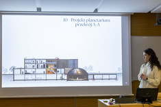 Studentka kierunku Architektura podczas prezentacji pracy