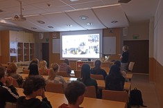 Uczestnicy warsztatów poświęconych przekształceniom przestrzeni publicznych podczas wykładu pt. "Wokół przestrzeni publicznej w mieście", prowadzonym przez Kierowniczkę Katedry Konserwacji Zabytków dr inż. arch. Annę Martykę, Prof. PRz.