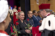 Prof. dr hab. inż. Piotr Koszelnik Rektor Politechniki Rzeszowskiej wręcza odznaczenie dr hab. inż. arch. Annie Martyce prof. PRz.