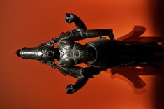 Rzeźba, pochodząca z kolekcji sztuki wschodniej Muzeum Książąt Czartoryskich, eksponowana jest na mocnym, pomarańczowym tle