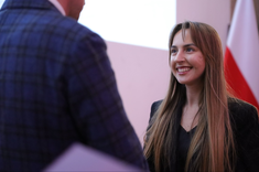  Mgr inż. arch. Paulina Więcek odbiera nagrodę z rąk Dyrektora Generalnego Ministerstwa Rozwoju i Technologii - Michała Graczyka 