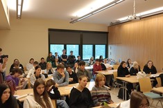 Uczestnicy warsztatów poświęconych przekształceniom przestrzeni publicznych podczas wykładu pt. "Wokół przestrzeni publicznej w mieście", prowadzonym przez Kierowniczkę Katedry Konserwacji Zabytków dr inż. arch. Annę Martykę, Prof. PRz.