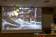 Studentka kierunku Architektura podczas prezentacji pracy