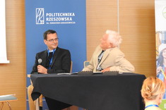 Uczestnicy konferencji w trakcjie dyskusji