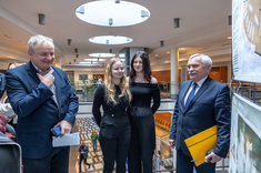 Uczestnicy wystawy prac studenckich, wykonanych w ramach zajęć Projektowanie architektoniczne – usługi II, w tym m.in. prof. dr hab. inż. Lech Lichołai - Dziekan Wydziału Budownictwa, Inżynierii Środowiska i Architektury, prof. dr hab. inż. Marek Gos