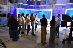 Na zdjęciu mgr inż. arch. Magdalena Janda ze studentkami kierunku architektura podczas  wizyty w studiu Telewizji Polskiej Oddział w Rzeszowie