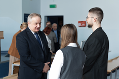 Dziekan WBIŚiA prof. dr hab. inż. Lech Lichołai rozmawia z nagrodzonymi studentami mgr inż. arch. Pauliną Więcek oraz mgr. inż. arch. Przemysławem Dybasiem