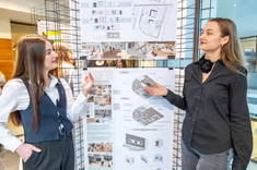 Dwie uczestniczki i autorki prac w ramach wystawy prac studenckich, wykonanych w ramach zajęć Projektowanie architektoniczne – usługi II 