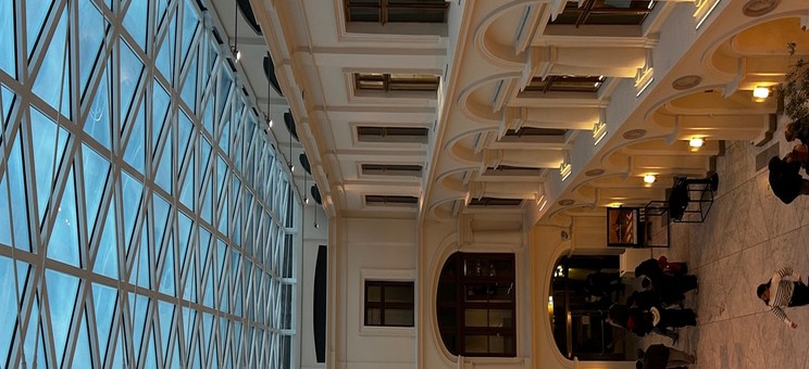 Widok na dziedziniec Muzeum Książąt Czartoryskich, przykryty współczesnym przeszklonym dachem