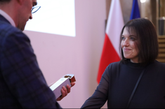 Dr inż. Joanna Krasoń odbiera nagrodę z rąk Dyrektora Generalnego Ministerstwa Rozwoju i Technologii - Michała Graczyka