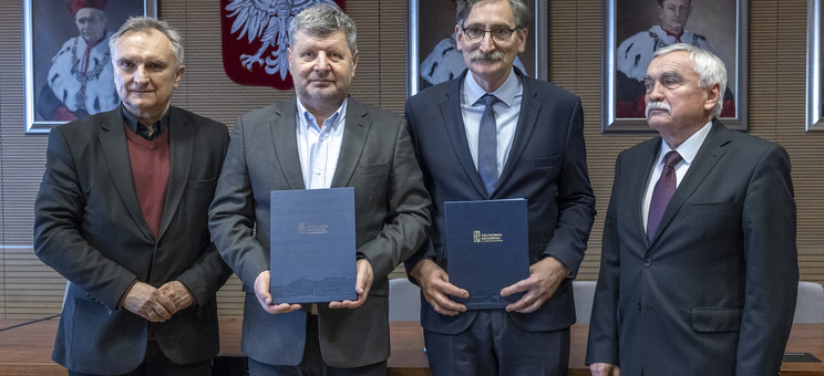 Od lewej: prof. T. Siwowski, prof. P. Koszelnik, mgr inż. arch. A. Sapeta, prof. M. Gosztyła