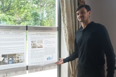 dr inż. Krystian Sikorski prezentuje poster podczas IX Konferencji Naukowo-Technicznej w Łańcucie.