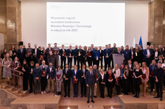 Dyrektor Ministerstwa Rozwoju i Technologii Michał Graczyk wraz ze wszystkimi laureatami konkursu i promotorami ich prac